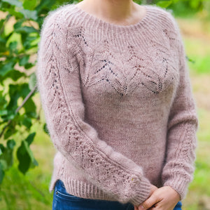 Ensemble patron Lace delight sweater